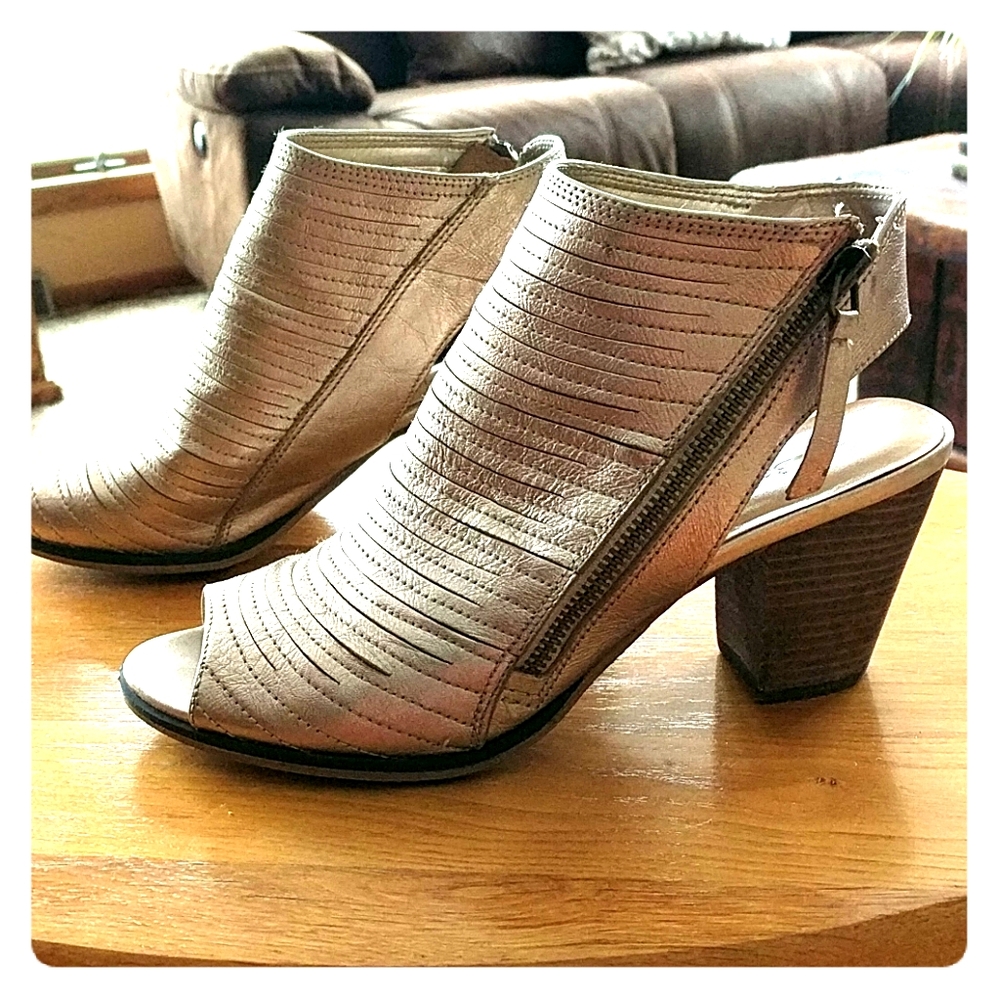 Leather upper side zip shoes
